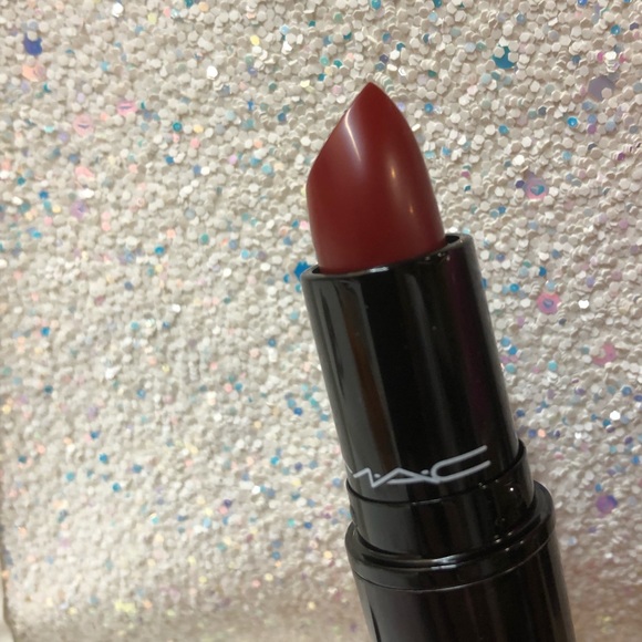 MAC Love Me Lipstick - Picture 4 of 16